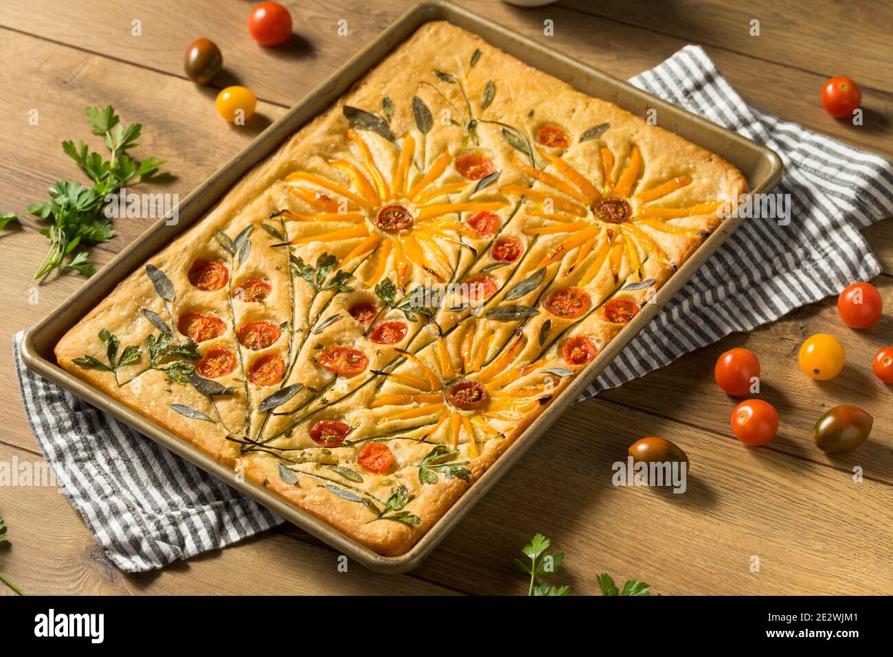 Pain Focaccia aux fleurs maison Art avec herbes et légumes Banque D'Images