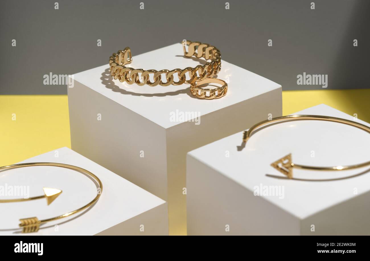 Gros plan sur le bracelet et l'anneau en forme de chaîne Banque D'Images