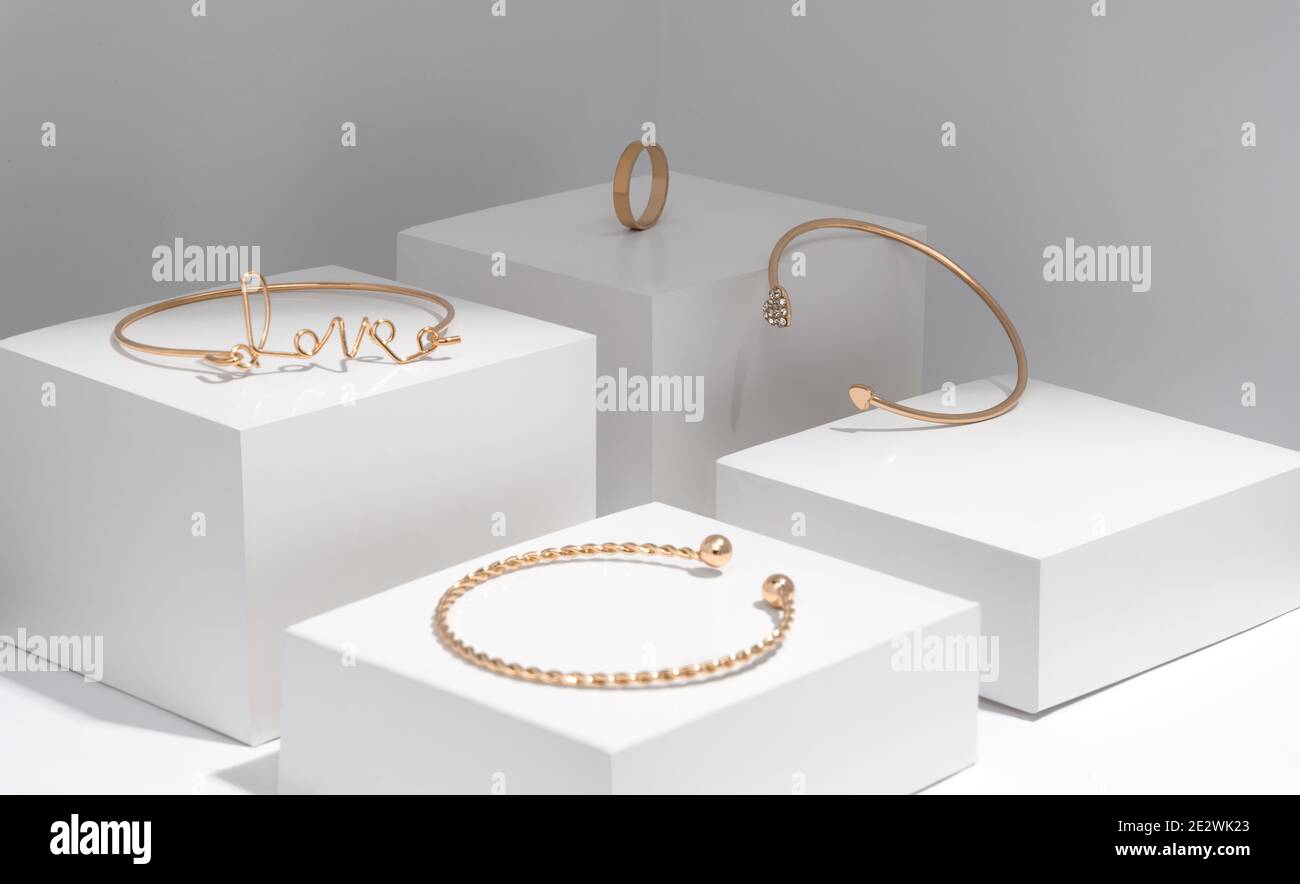 Collection Golden bracelets sur fond géométrique blanc Banque D'Images
