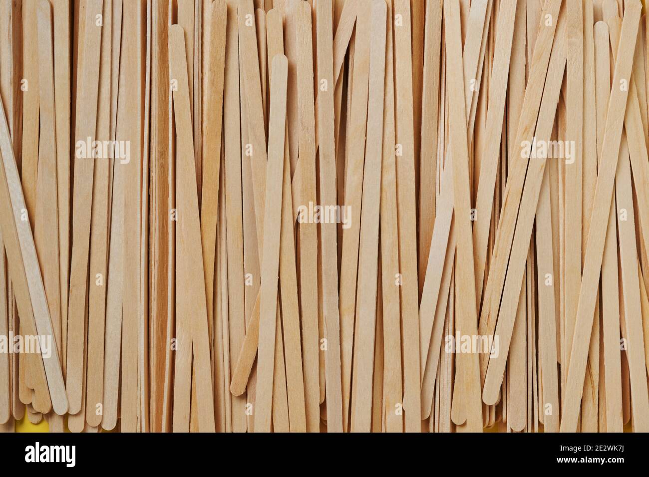 Verres en bois et verres en papier Eco. Concept zéro déchet et sans plastique. Vue de dessus. Banque D'Images