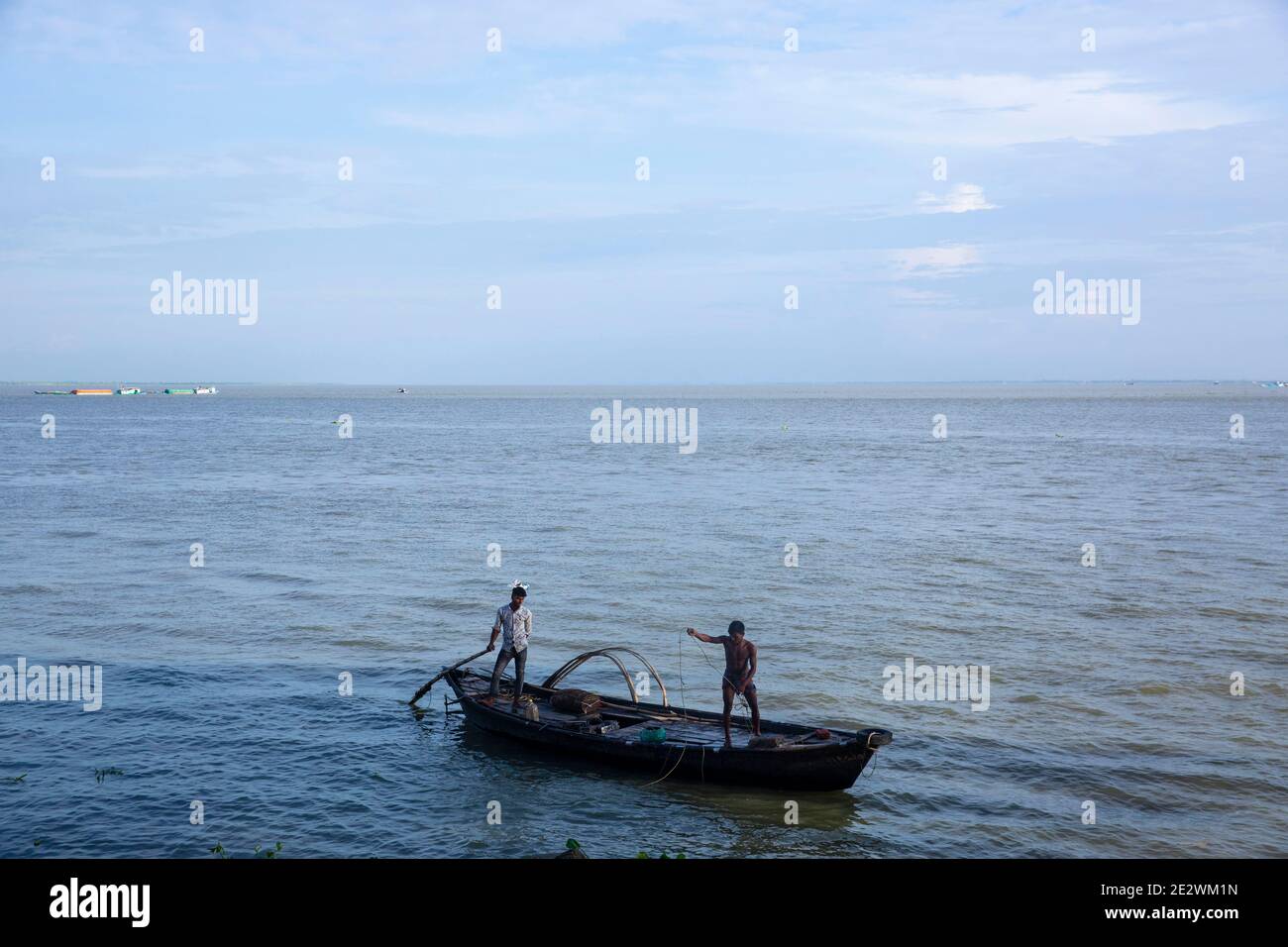 Pêche sur la rivière Meghna, Chandpur, Bangladesh. Banque D'Images