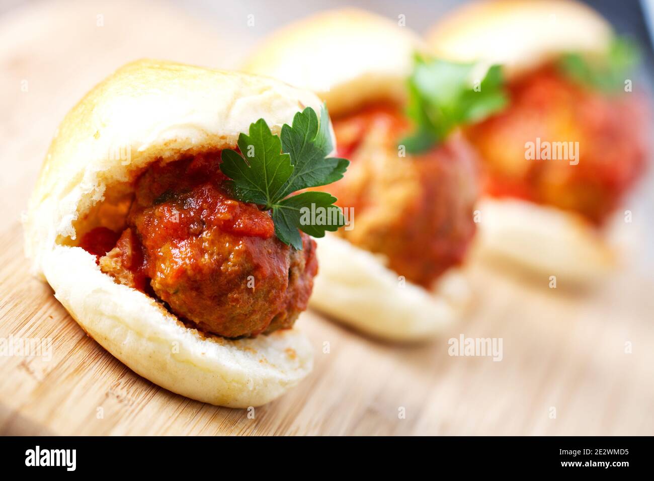 Sandwich épicé Meatball maison avec sauce Marinara. Banque D'Images