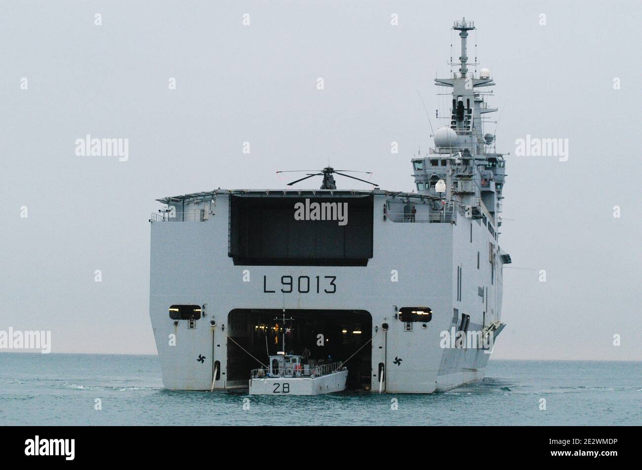 Le navire principal de la classe Mistral des navires d'assaut amphibies, Mistral en Méditerranée. Trois sont exploités par la Marine française et deux autres servent avec la Marine égyptienne Banque D'Images