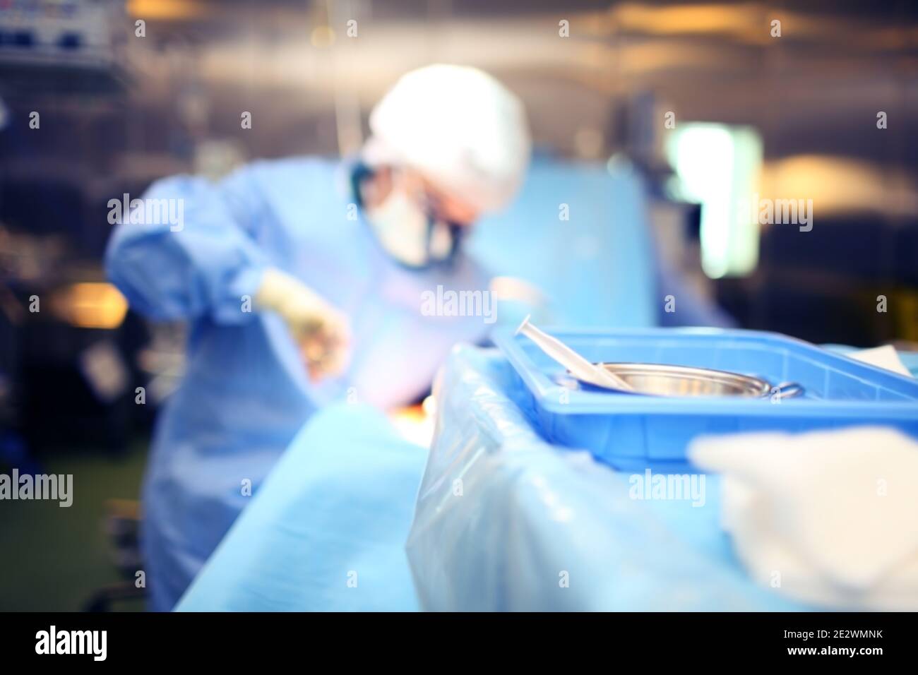 Silhouette du chirurgien opérant à l'hôpital. Banque D'Images