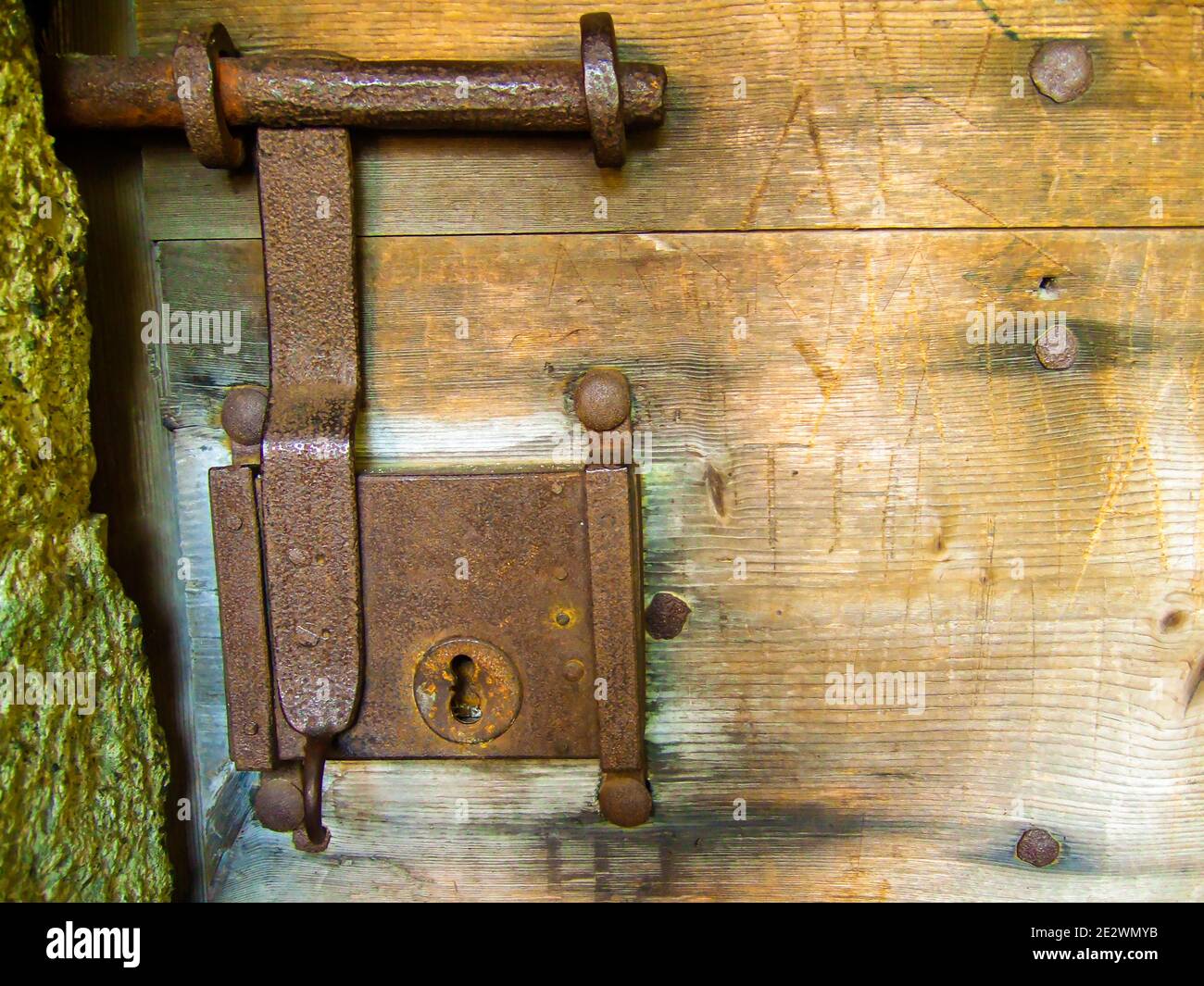 ancienne ferrure de porte rouillée avec grande serrure sur porte en bois  Photo Stock - Alamy