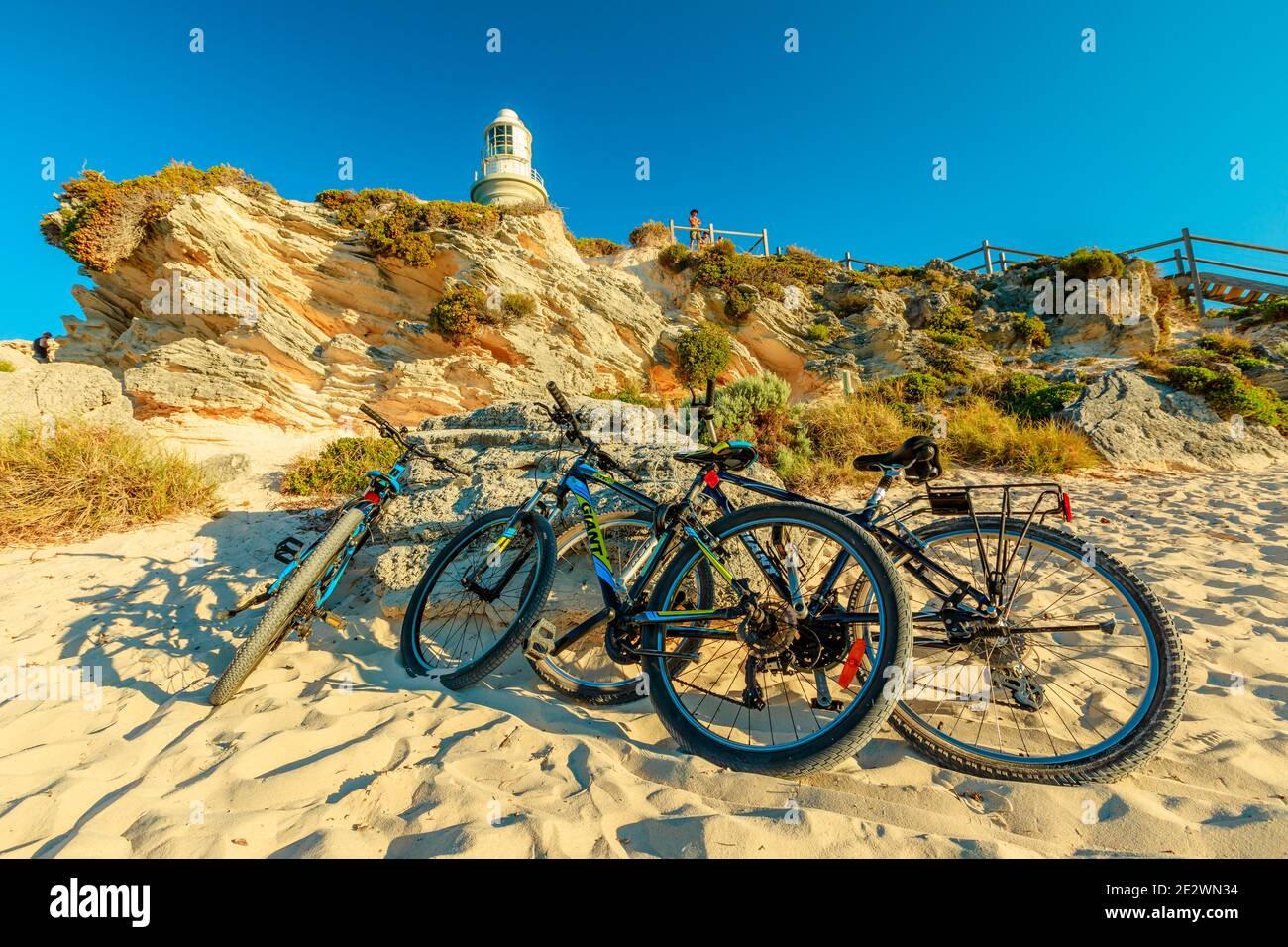 Rottnest Island, Australie occidentale - 4 janvier 2018 : bicyclettes de tourisme garées au phare de Bathurst, sur la côte nord de l'île Rottnest, près de Perth Banque D'Images