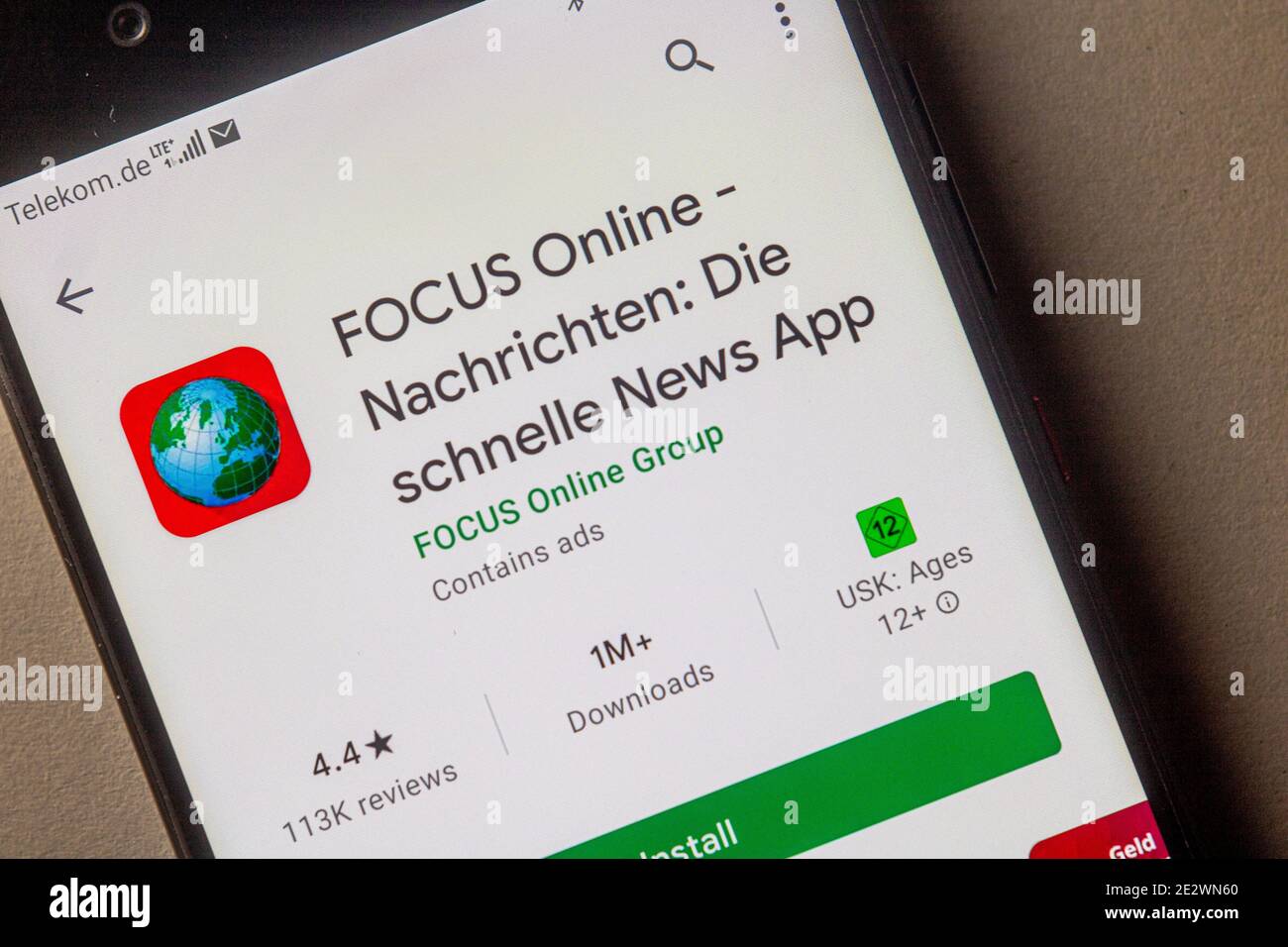 Neckargemuend, Allemagne: 15 janvier 2021: Icône de l'application du magazine allemand de nouvelles 'Focus' dans le magasin d'applications google sur l'écran du téléphone vue de dessus, Ilustreti Banque D'Images