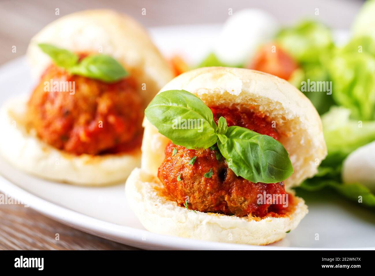 Sandwich épicé Meatball maison avec sauce Marinara. Banque D'Images