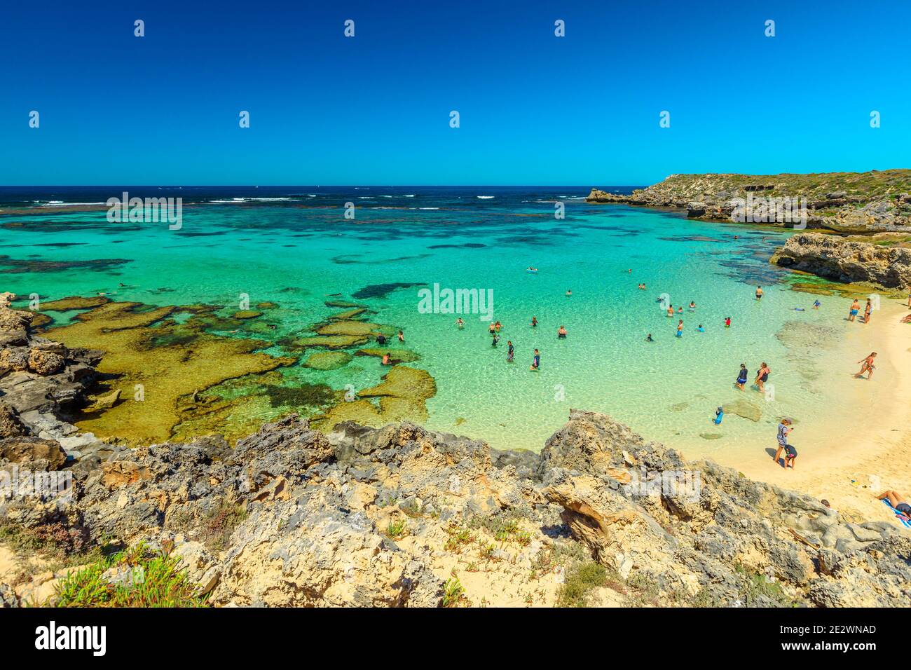 Rottnest Island, Australie occidentale - 4 janvier 2018 : touristes sur la plage de la mer tropicale de Little Salmon Bay, un paradis pour la plongée en apnée, la natation et Banque D'Images