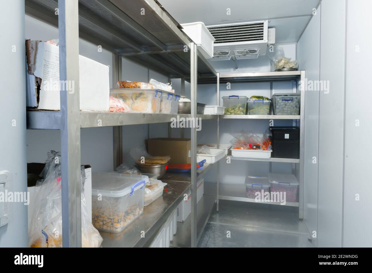 Chambre de réfrigérateur avec étagères en acier dans un restaurant Photo  Stock - Alamy