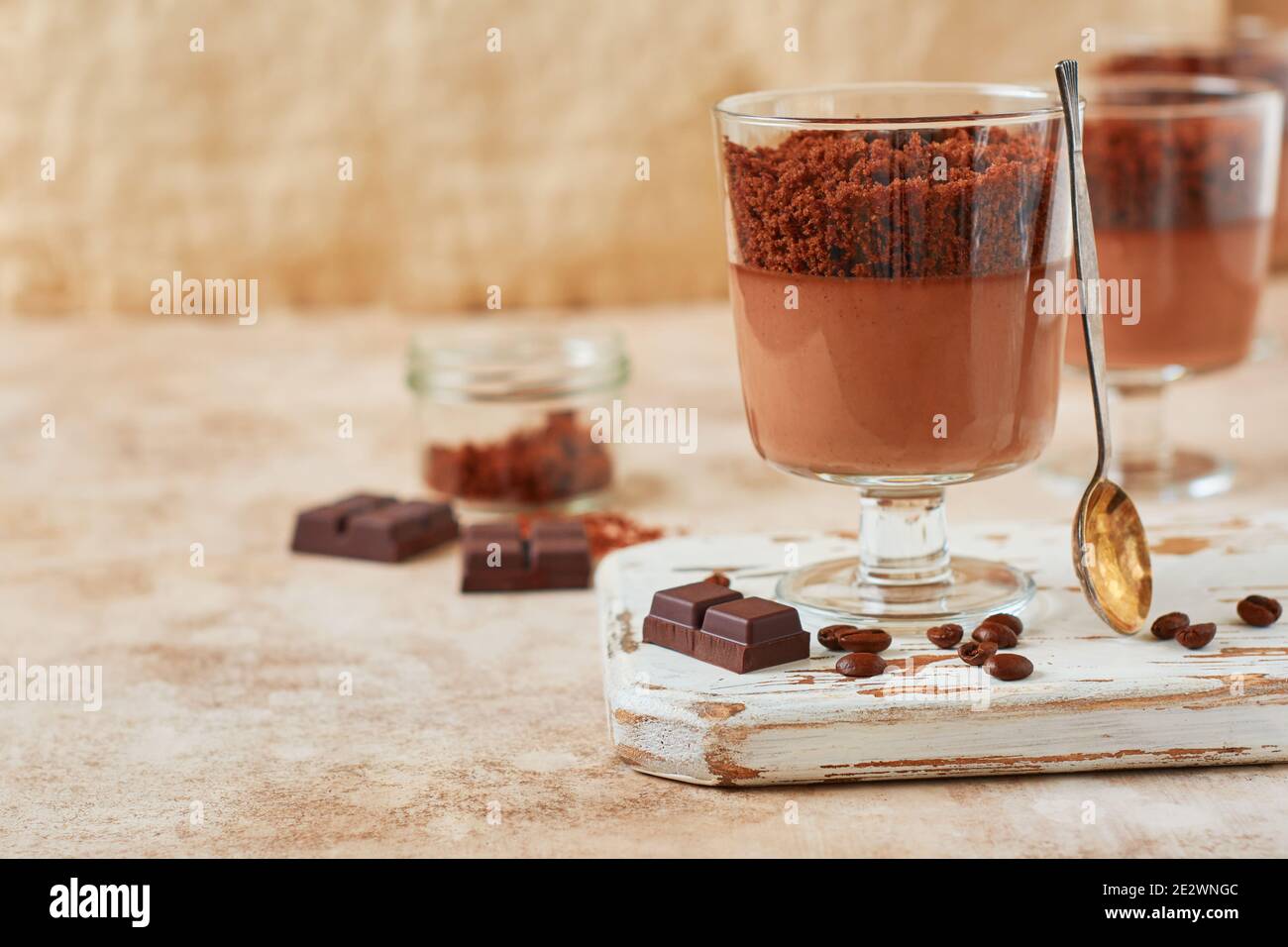 Délicieux dessert mousse au chocolat avec brownie dans des pots en verre sur un fond d'ardoise, de pierre ou de béton. Banque D'Images