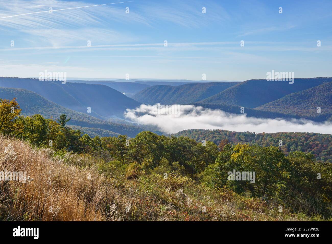 Rivière de brouillard, vallée remplie de brouillard, rivière Susquehanna dans le brouillard, montagnes Pennslvania, parc régional de Hyner View, Renovo, comté de Clinton, Pennsylvanie Banque D'Images