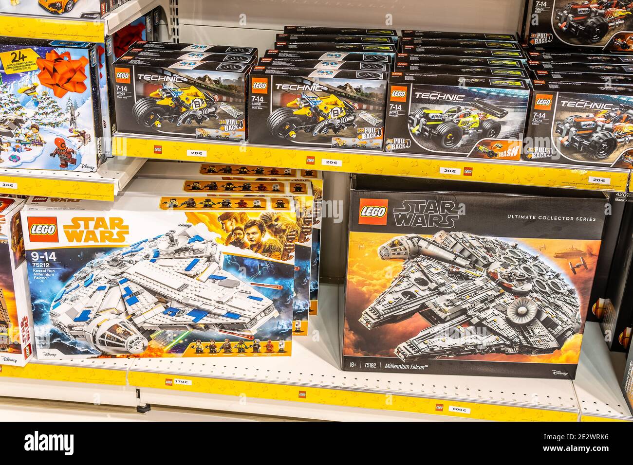 Coffret LEGO sur à vendre, Lego Star Wars, Speed, Super Heroes, City, Classic, Duplo, Technic, Friends, Ninjago, Elves Photo Stock - Alamy