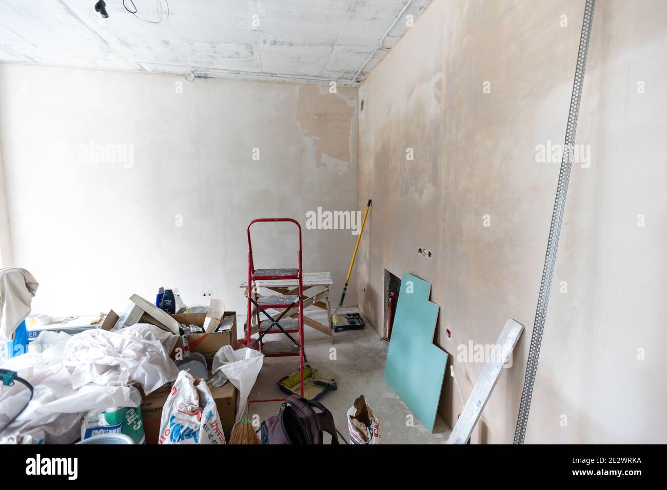 les murs de gypse dans l'appartement sont en construction, remodelage, rénovation, extension, restauration et reconstruction. Banque D'Images