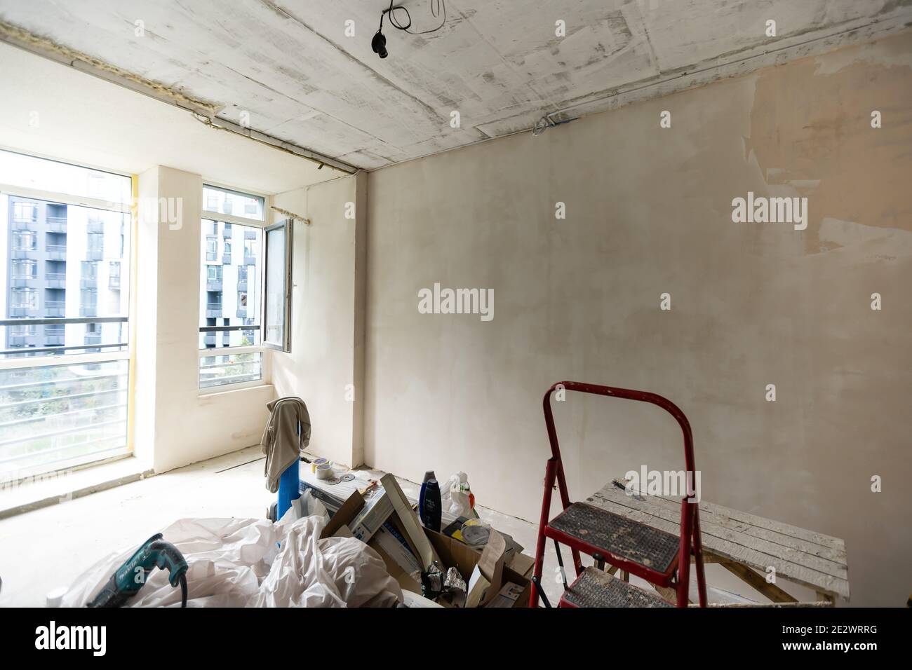 les murs de gypse dans l'appartement sont en construction, remodelage, rénovation, extension, restauration et reconstruction. Banque D'Images
