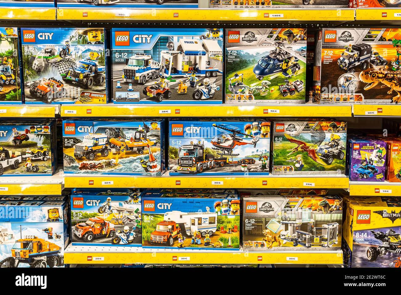 Coffret LEGO sur le magasin à vendre, Lego Star Wars, Speed, Super Heroes, City, Juniors, Classic, Duplo, Creator, Technic, Friends, Ninjago, Elves, Banque D'Images