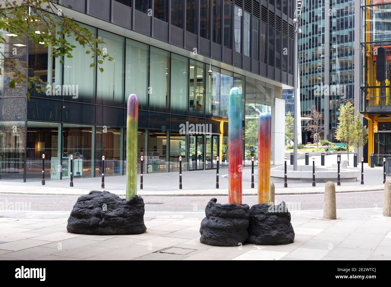 "Ce n'était qu'une question de temps avant que nous ayons trouvé la Pyramide et l'avons forcée ouverte" par Salvatore Arancio, Sculpture in the City, Londres, Banque D'Images