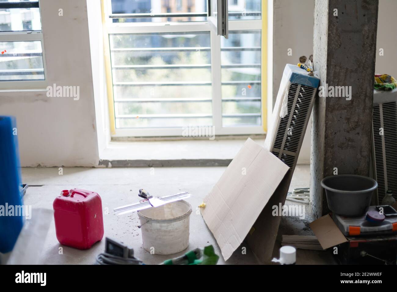 les murs de gypse dans l'appartement sont en construction, remodelage, rénovation, extension, restauration et reconstruction. Banque D'Images