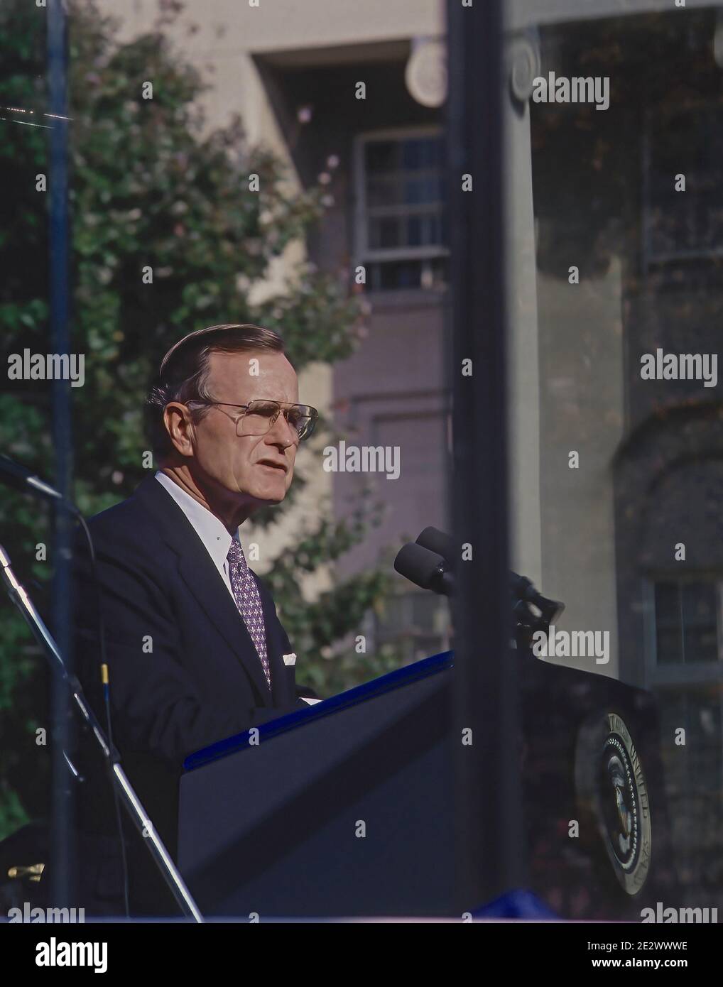 Washington DC, États-Unis, 30 octobre 1989Président George H.W. M. Bush prononce un discours lors de la cérémonie d'inauguration du crédit commémoratif des officiers de police nationaux : Mark Reinstein/MediaPunch Banque D'Images