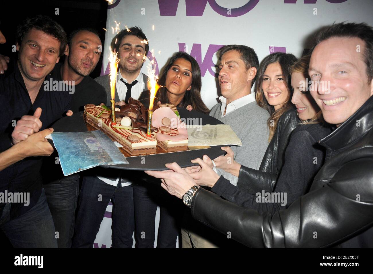 François Pecheux, Alexandre Devoise, Camille Combal, Karine Ferri, Frédéric de Vincelles, Daphne Desjeux, Sidie Bonnec et Stephane Rotenberg assistent à la fête du cinquième anniversaire de la chaîne de télévision française W9 à six sept à Paris, France, le 7 avril 2010. Photo de Nicolas Briquet/ABACAPRESS.COM Banque D'Images