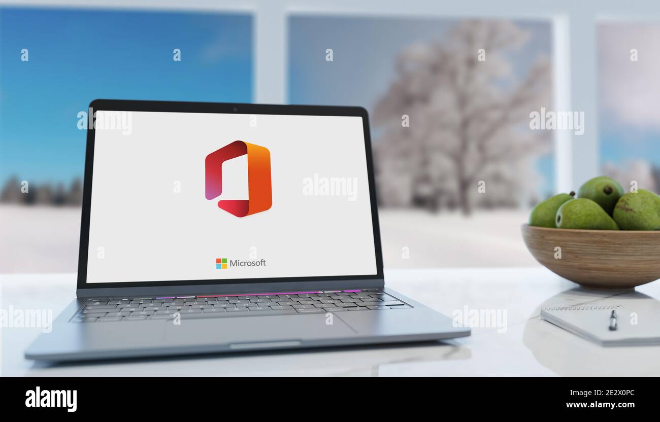 Guilherand-Granges, France - 15 janvier 2021. Ordinateur portable avec logo Microsoft Office. Famille de logiciels client, logiciels serveur et services développement Banque D'Images