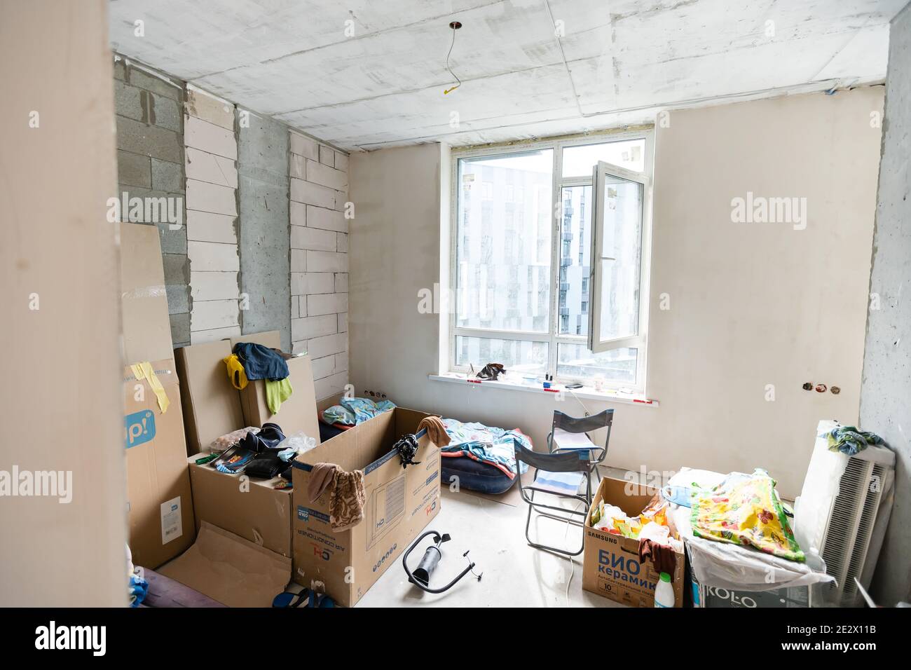 les murs de gypse dans l'appartement sont en construction, remodelage, rénovation, extension, restauration et reconstruction. Banque D'Images