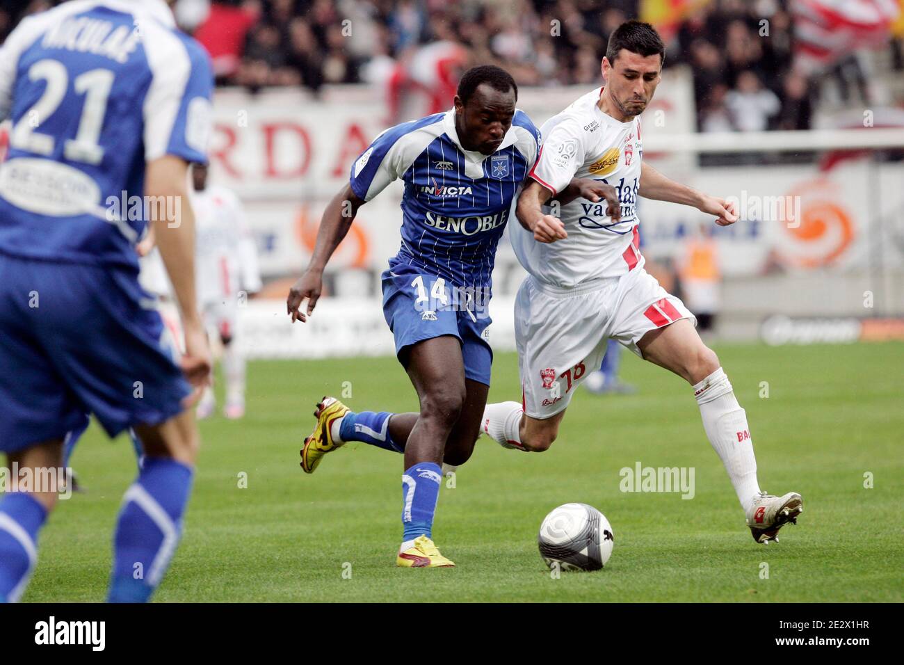 Dennis Oliech (C) d'Auxerre et Julien Feret de Nancy lors de la première ligue française Nancy vs Auxerre à Tomblaine, France, 11 avril 2010. Photo de Mathieu Cugnot/ABACAPRESS.COM Banque D'Images