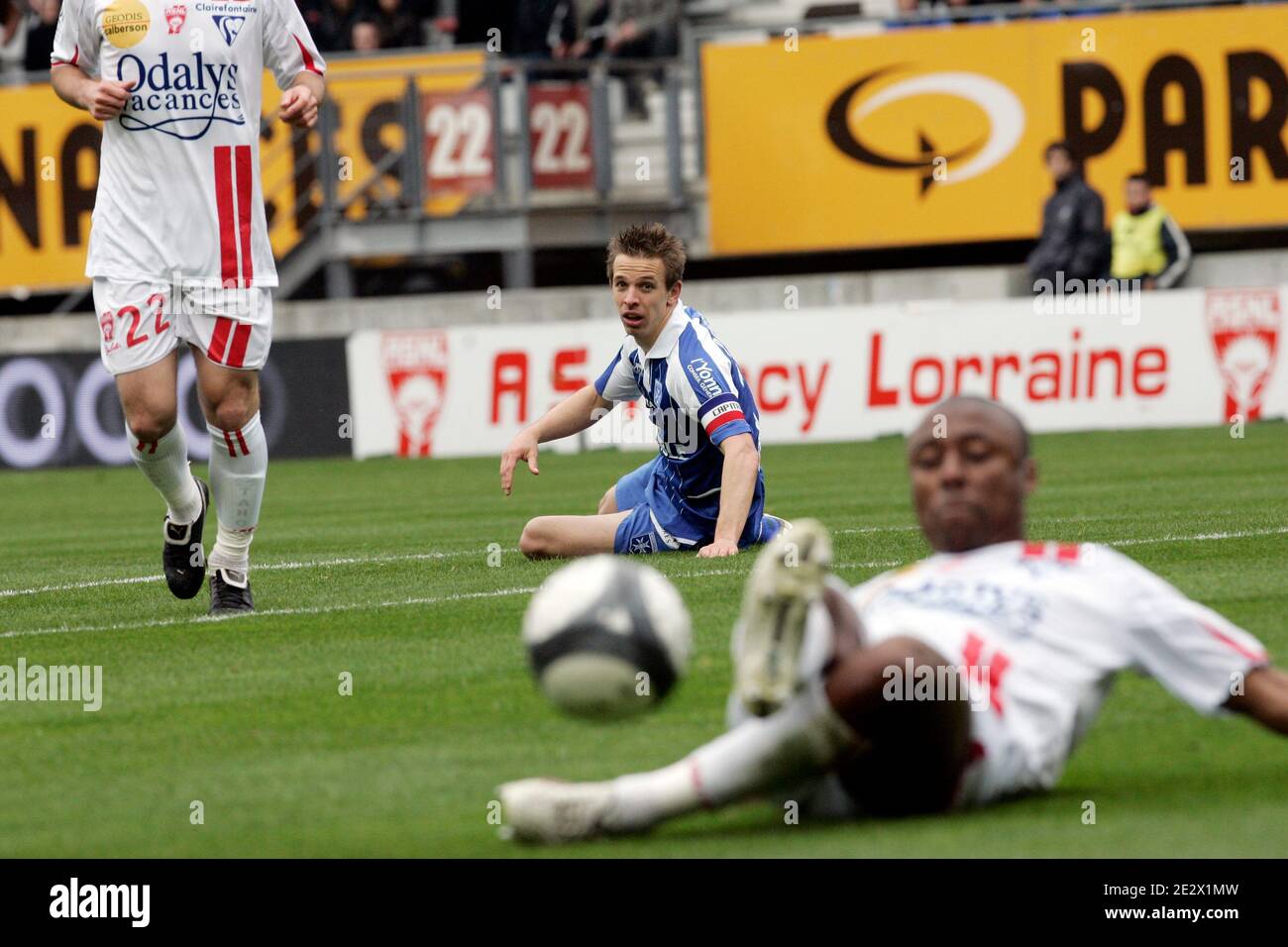 André Luiz Silva do Nascimento (R) de Nancy et Benoit Pedretti (C) d'Auxerre lors de la première ligue française Nancy vs Auxerre à Tomblaine, France, le 11 avril 2010. Photo de Mathieu Cugnot/ABACAPRESS.COM Banque D'Images