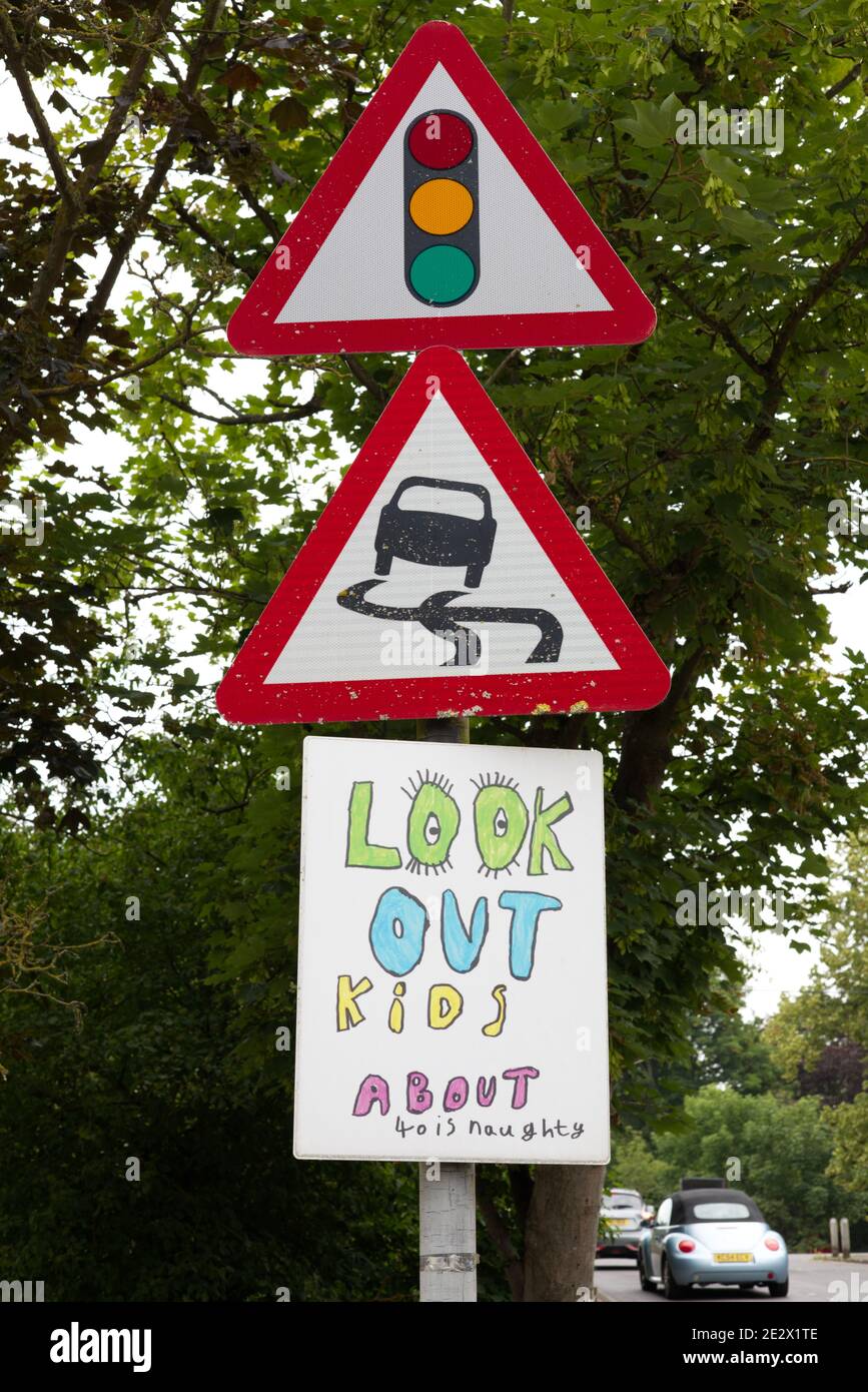 panneau de signalisation, regardez les enfants environ, 40 est méchant Banque D'Images panneau de signalisation, regardez les enfants environ, 40 est méchant Banque D'Images
