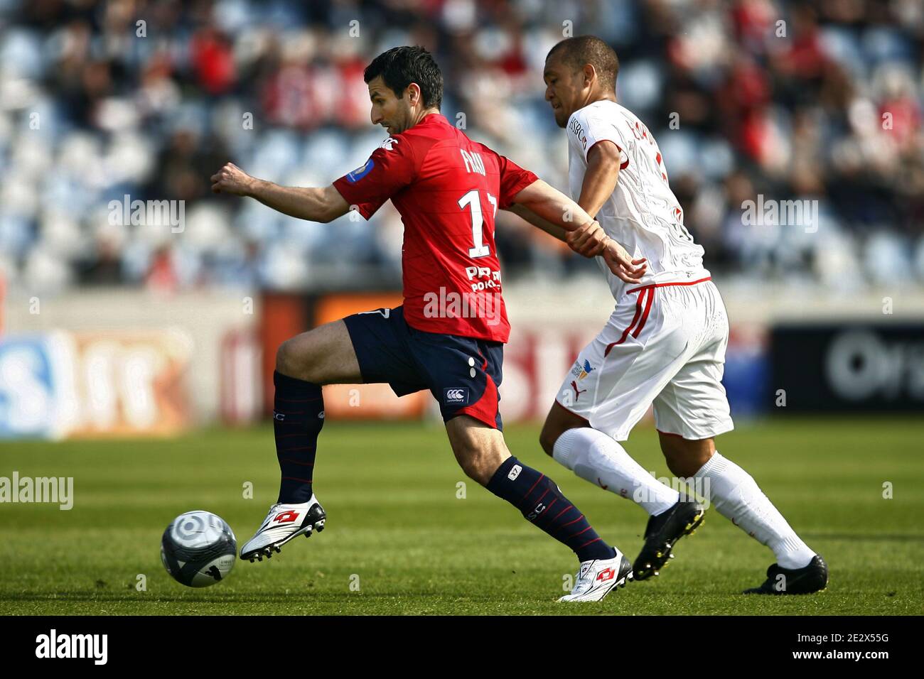 Pierre-Alain Frau de Lille lutte pour le bal avec Eduardo Costa de Monaco lors du match de football de la première Ligue française, Lille vs MONACO au stade Lille Metropole de Lille, France, le 18 avril 2010. Lille a gagné 4-0. Photo de Mikael Libert/ABACAPRESS.COM Banque D'Images