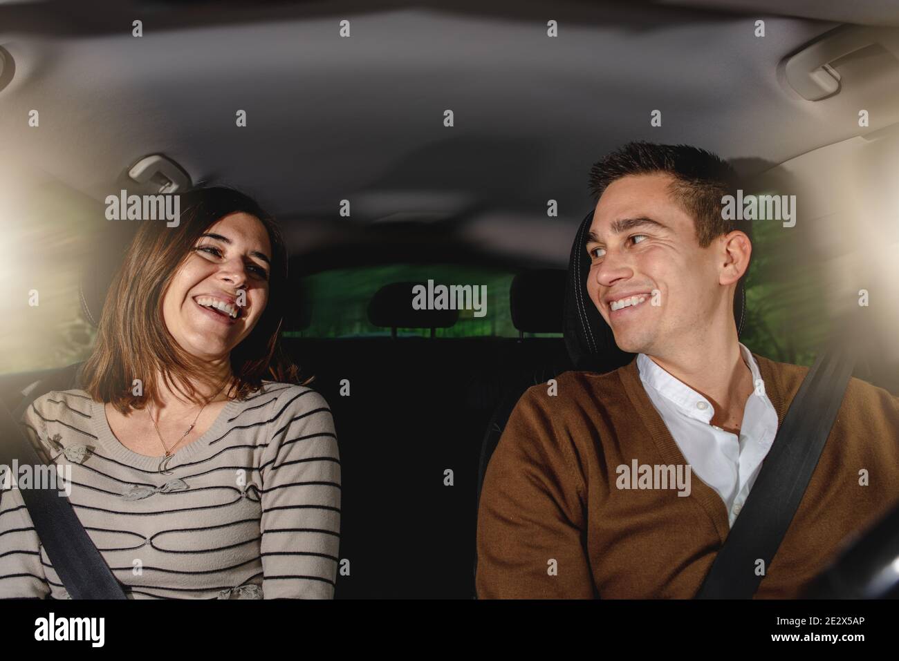 Un couple caucasien heureux rit et voyage en voiture Banque D'Images