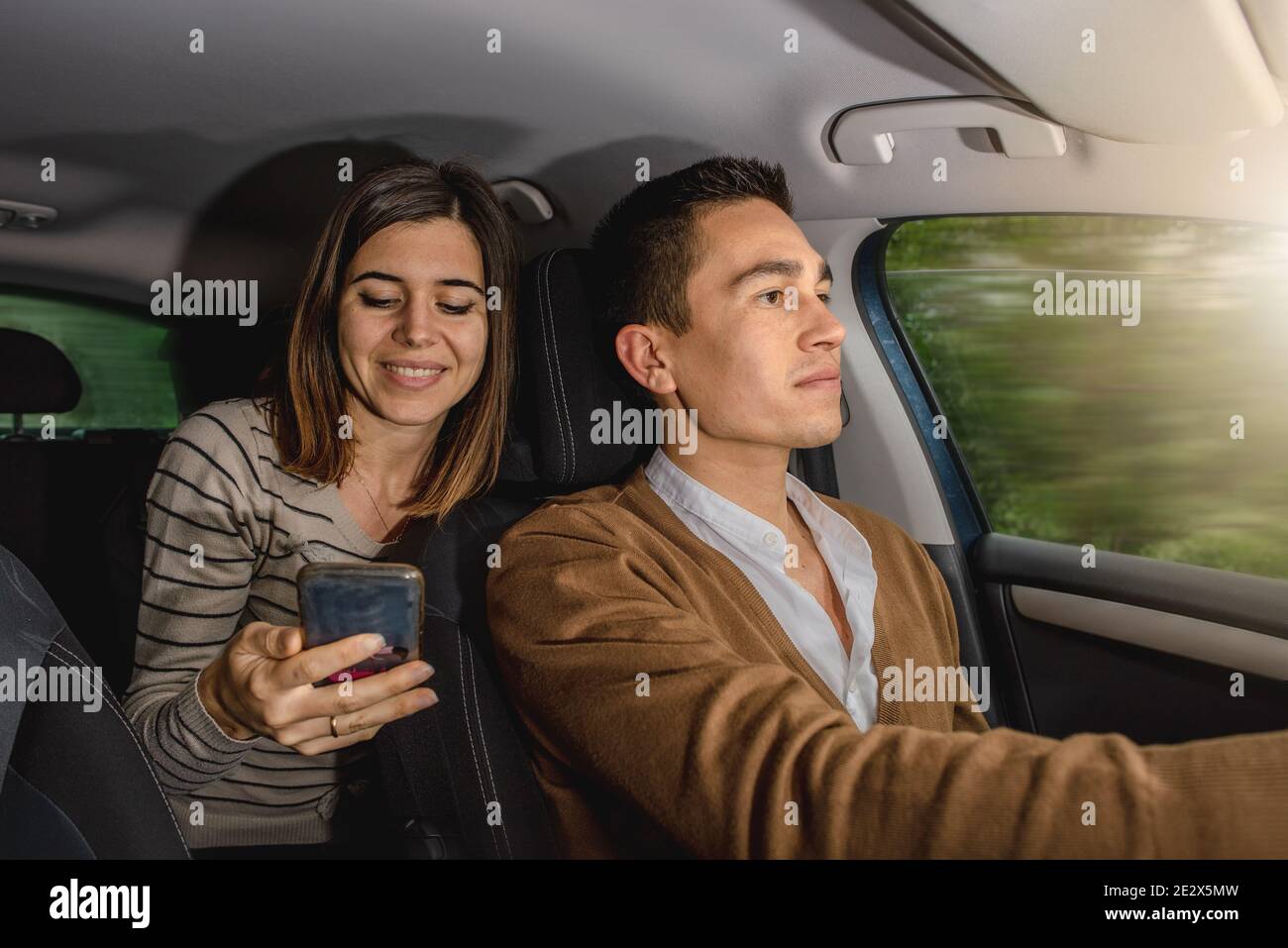 Bon couple de Caucasiens voyageant en voiture Banque D'Images