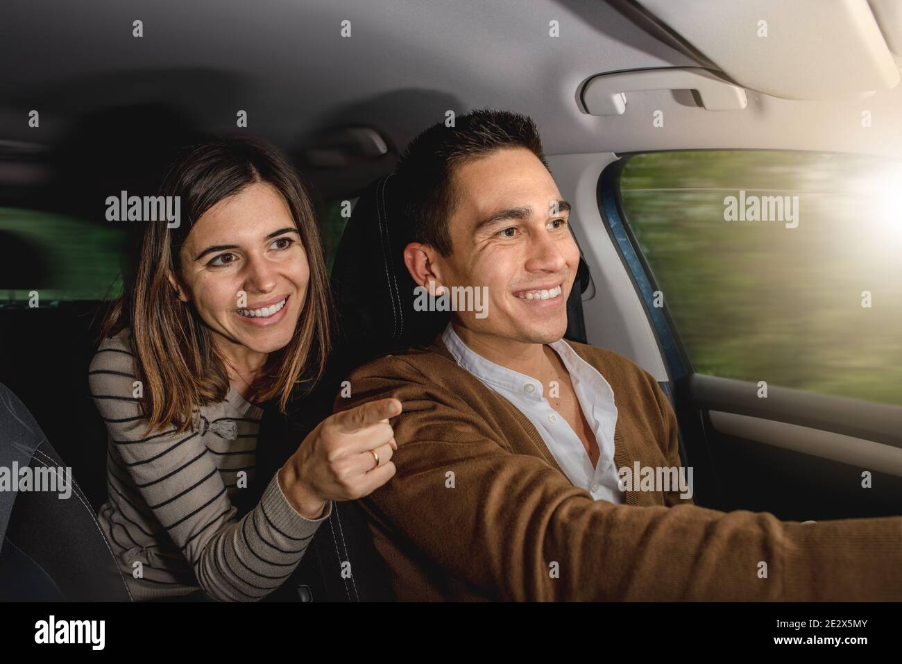 Bon couple de Caucasiens voyageant en voiture Banque D'Images