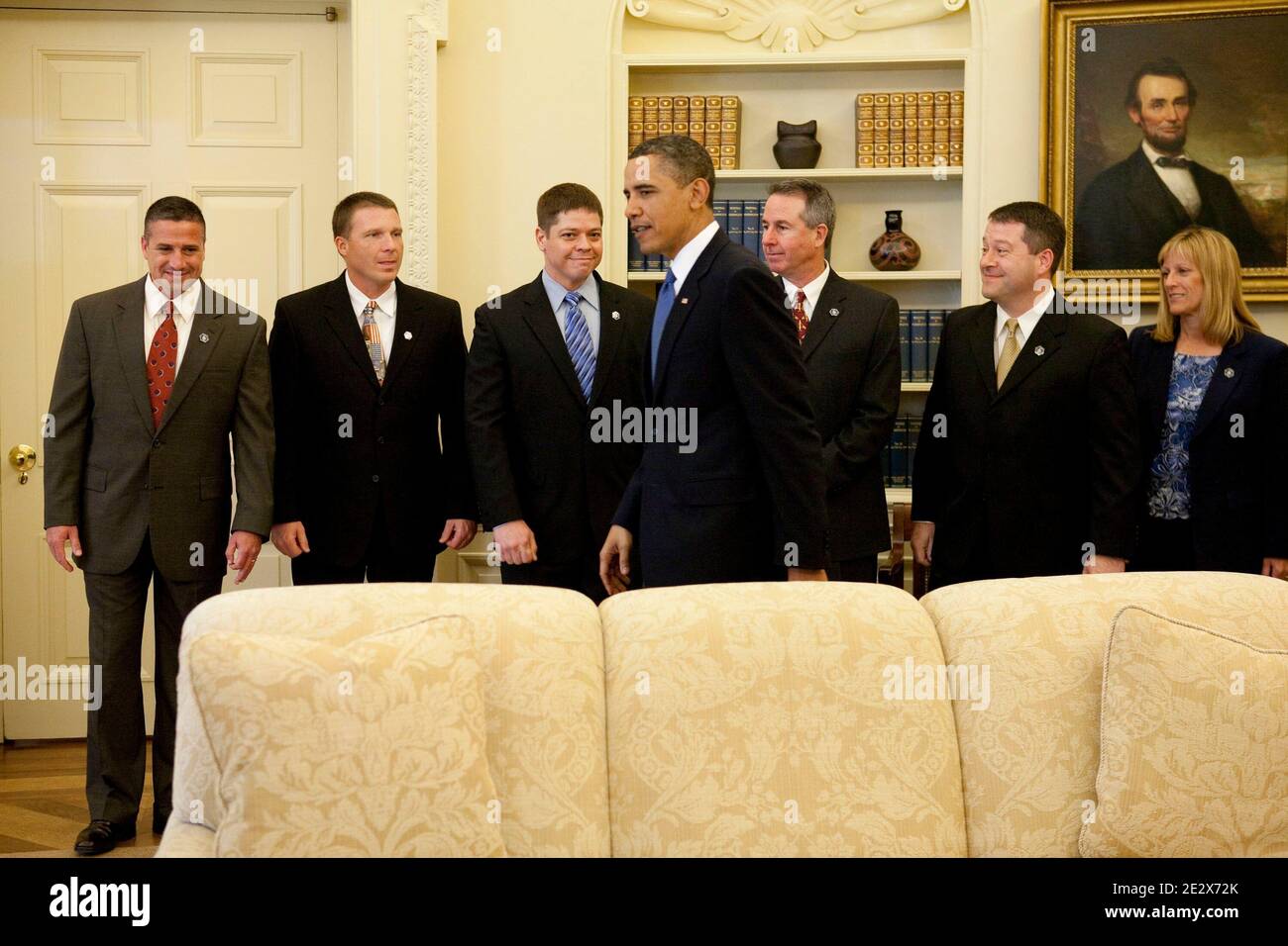 Le président Barack Obama rencontre les membres d'équipage de la navette spatiale Endeavour dans le bureau ovale de la Maison Blanche à Washington DC, Etats-Unis, le 22 avril 2010. L'équipage est composé du spécialiste de mission Nicholas Patrick, du spécialiste de mission Kathryn Hire, du commandant George Zamka, du pilote Terry Virts, du spécialiste de mission Stephen Robinson et des spécialistes de mission Robert Behnken. Photo de Brendan Hoffman/ABACAPRESS.COM Banque D'Images