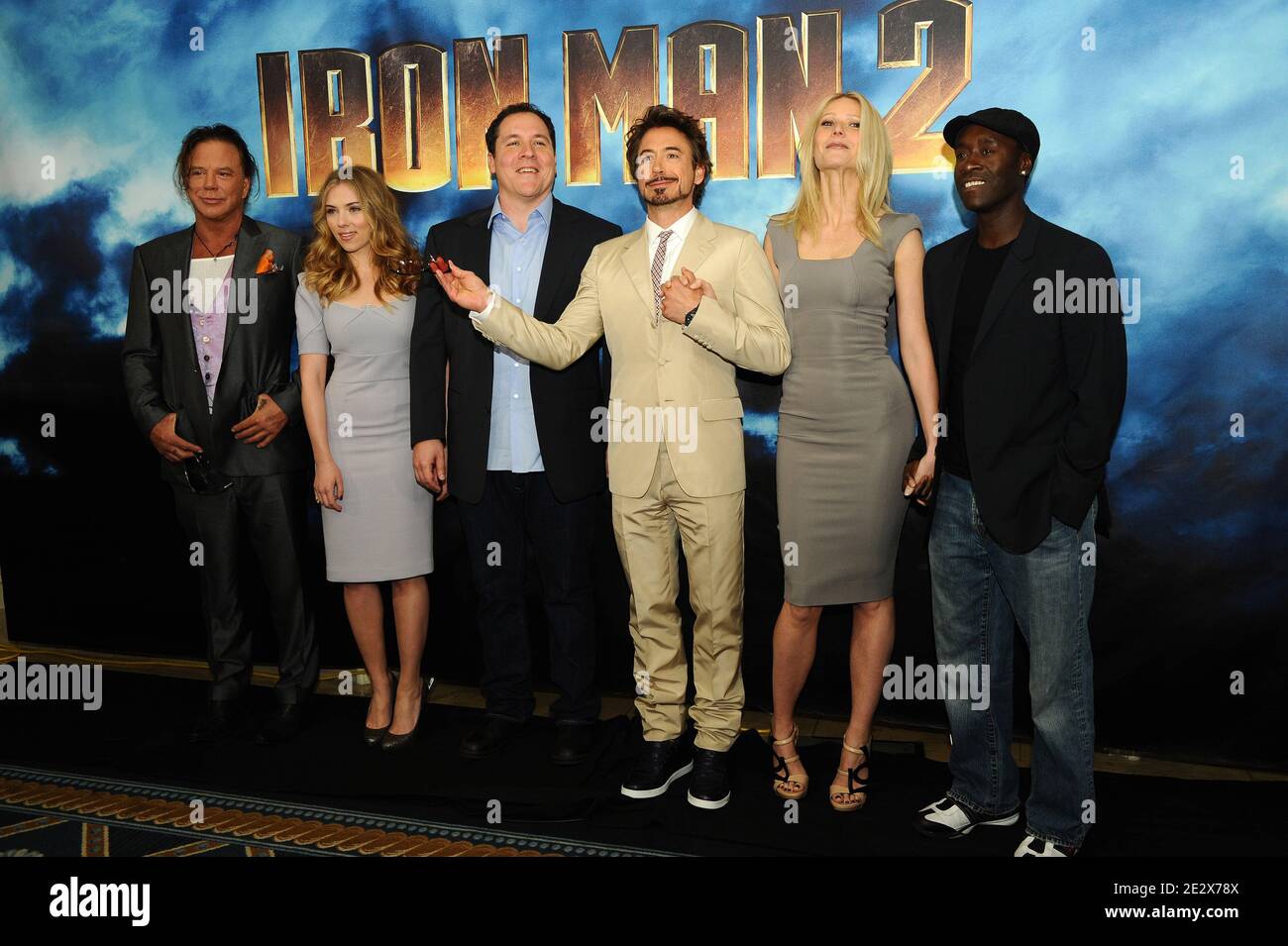 'Mickey Rourke, directeur Jon Favreau, Robert Downey Jr, Scarlett Johansson, Gwyneth Paltrrow et Don Cheadle posent à l'appel photo ''Iron Man 2'' tenu à l'hôtel four Seasons de Los Angeles, CA, USA, le 23 avril 2010. (Photo : Robert Downey Jr, Scarlett Johansson, Gwyneth Paltrow, Jon Favreau, Mickey Rourke, Don Cheadle). Photo de Lionel Hahn/ABACAPRESS.COM' Banque D'Images