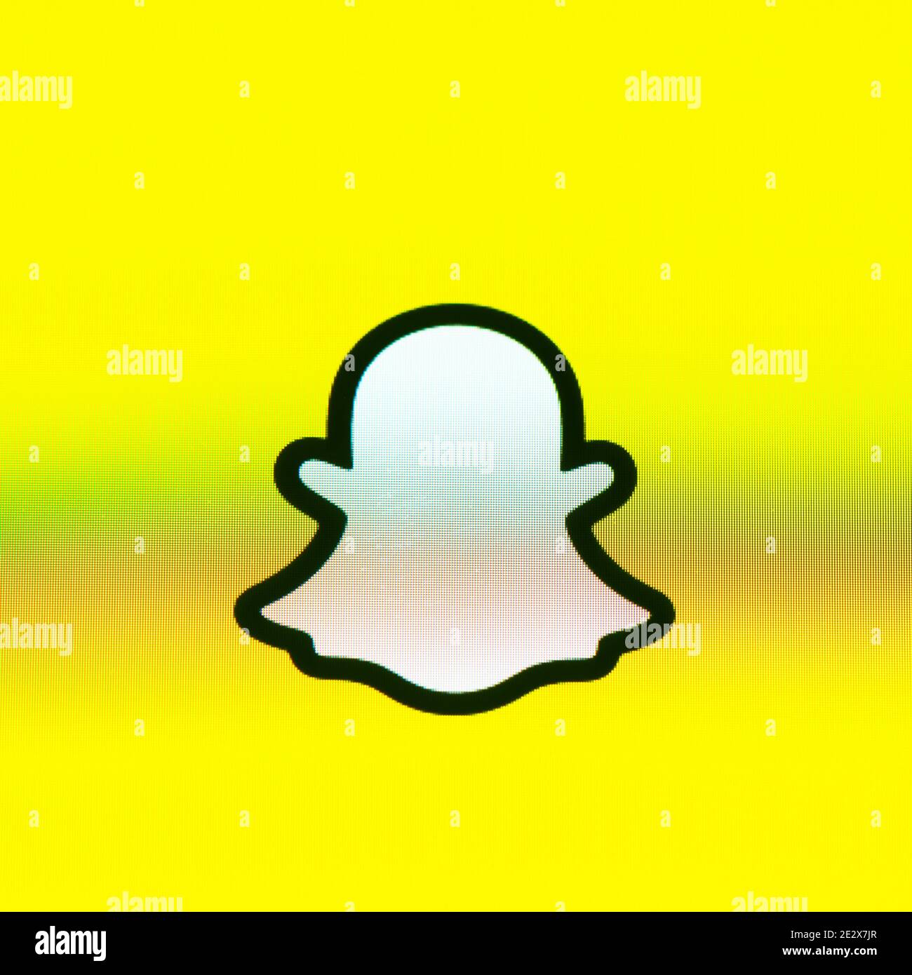 Logo fantôme Snapchat sur fond jaune, écran Apple iPhone. Snapchat est une application de messagerie multimédia développée par Snap Inc Banque D'Images