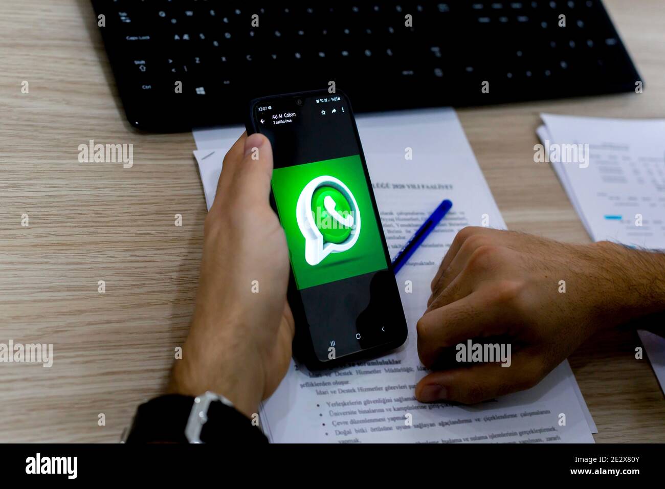 Antalya, TURQUIE - 10 janvier 2021. L'écran du smartphone iPhone 11 affiche le logo Whatsapp. Banque D'Images