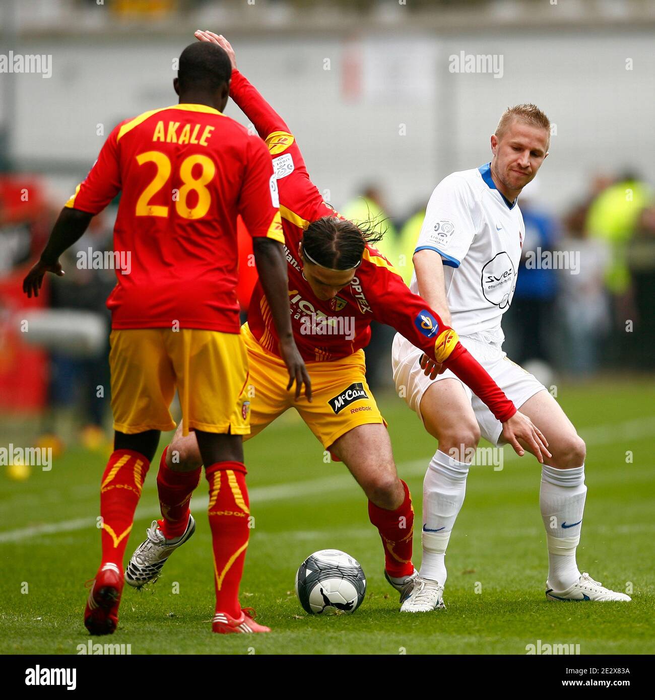 Lens Nenad Kovacevic combat pour le ballon avec Rudy Mater de Valenciennes lors du match de football de première ligue de france RC Lens (RCL) vs Valenciennes FC (VAFC) au stade felix Bolaert à Lens, au nord de la France, le 25 avril 2010. Photo de Mikael Libert/ABACAPRESS.COM Banque D'Images