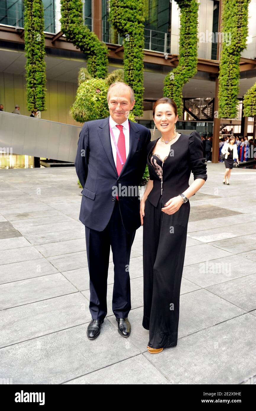 Jean-Paul Agon et l'actrice chinoise Gong Li assistent à l'inauguration du pavillon français sur le site de l'exposition universelle 2010 à Shanghai, en Chine, le 30 avril 2010. Photo de Mousse/ABACAPRESS.COM Banque D'Images Jean-Paul Agon et l'actrice chinoise Gong Li assistent à l'inauguration du pavillon français sur le site de l'exposition universelle 2010 à Shanghai, en Chine, le 30 avril 2010. Photo de Mousse/ABACAPRESS.COM Banque D'Images