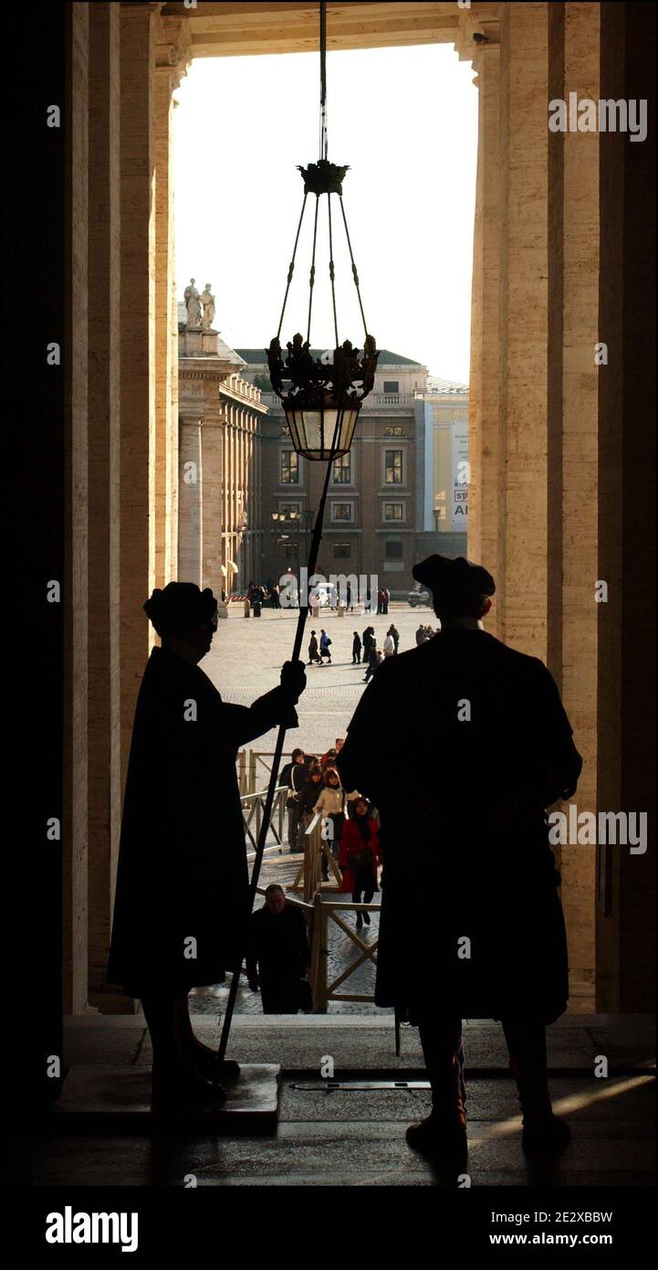 Une visite au coeur du Vatican, le plus petit état du monde. Gardes suisses à la porte de bronze, principal accès au palais apostolique, Vatican, le 6 mai 2003. Photo par Eric Vandeville/ABACAPRESS.COM Banque D'Images