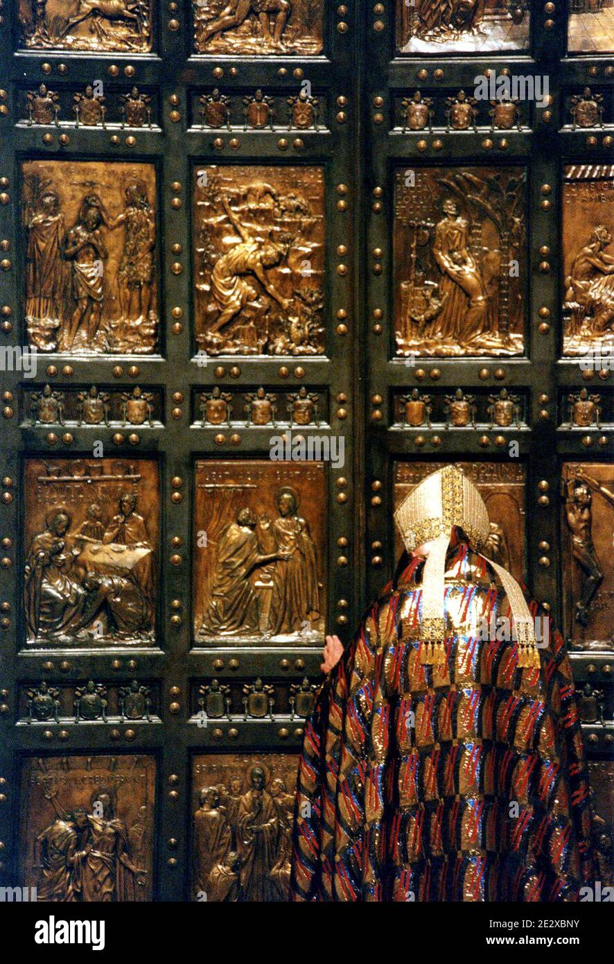 Une visite au coeur du Vatican, le plus petit état du monde. Le pape Jean-Paul II ouvre la porte de la basilique Saint-Pierre au Vatican, le 24 décembre 1999. Photo par Eric Vandeville/ABACAPRESS.COM Banque D'Images