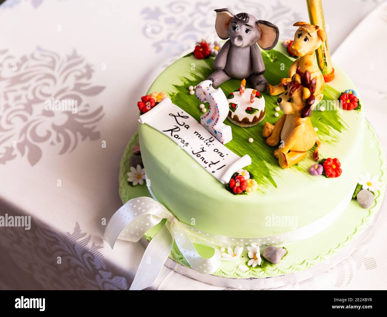 Gateau D Anniversaire Vert Pour Un Enfant De Deux Ans Avec Des Animaux De Dessin Anime Sur Elle Photo Stock Alamy