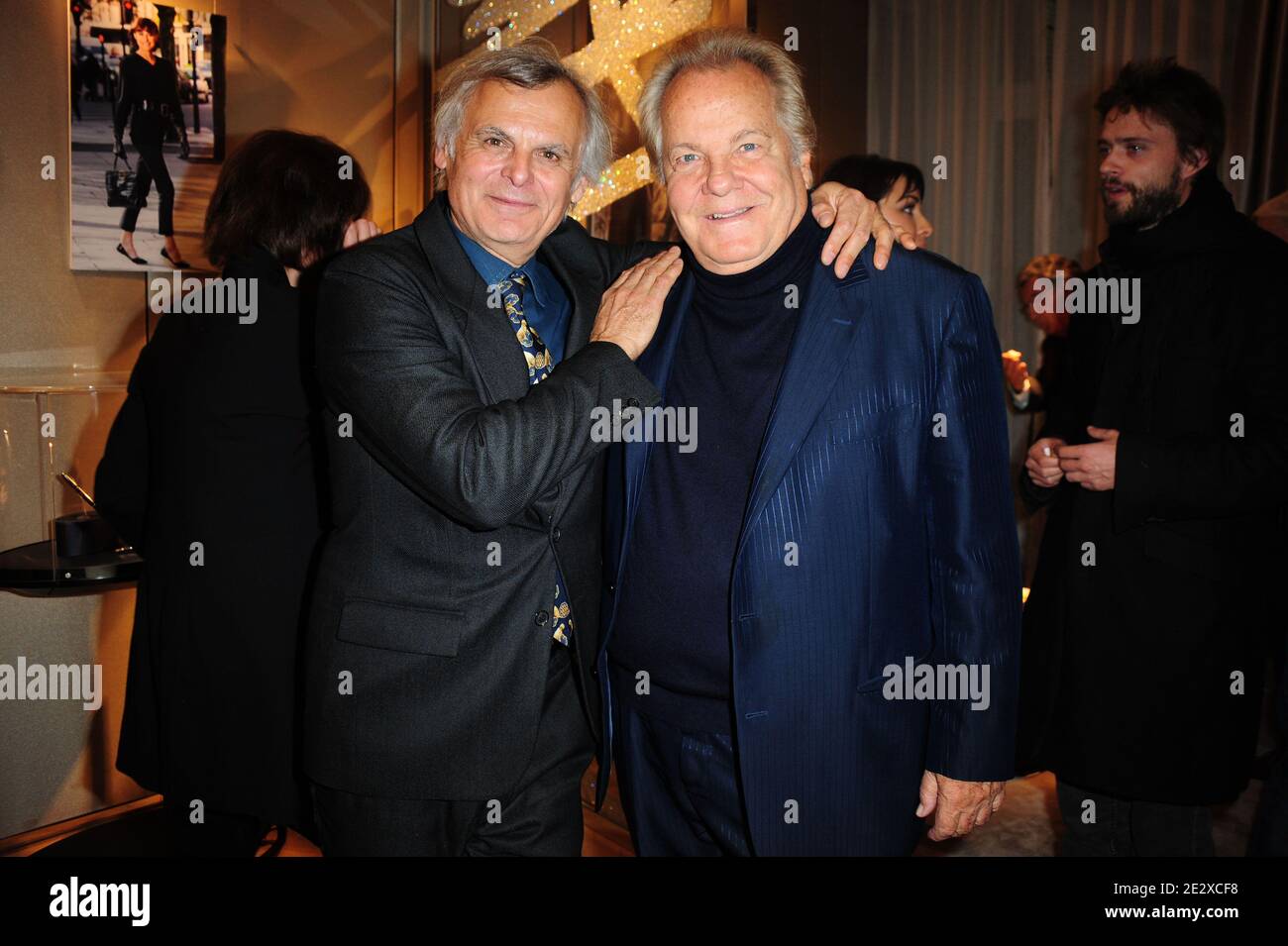 'Henri Tullio et Massimo Gargia assistent à l'ouverture de l'exposition ''sensation de Henri Tullio'' à la boutique Montblanc à Paris, France, le 4 mai 2010. Photo de Nicolas Briquet/ABACAPRESS.COM' Banque D'Images