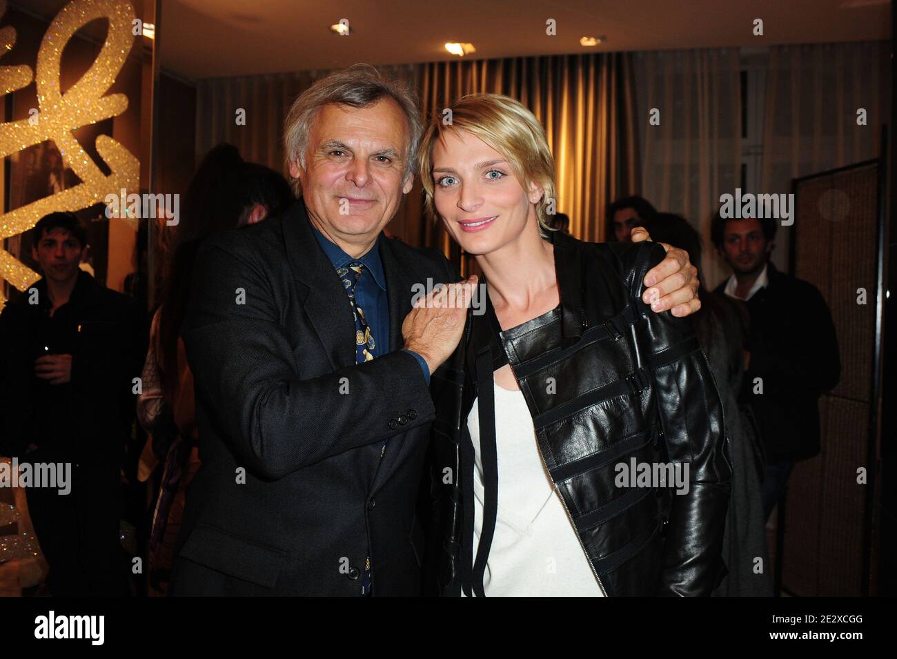 'Henri Tullio et Sarah Marshall assistent à l'inauguration de l'exposition ''sentiment de Henri Tullio'' à la boutique Montblanc à Paris, France, le 4 mai 2010. Photo de Nicolas Briquet/ABACAPRESS.COM' Banque D'Images