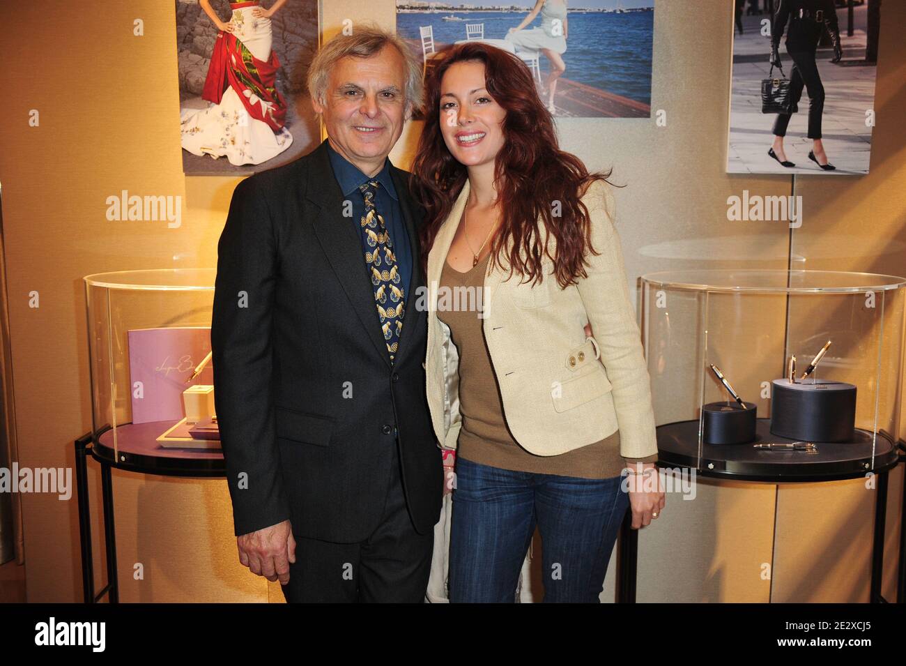 'Henri Tullio et Alexandra Fechner assistent à l'inauguration de l'exposition 'sentiment de Henri Tullio' à la boutique Montblanc à Paris, France, le 4 mai 2010. Photo de Nicolas Briquet/ABACAPRESS.COM' Banque D'Images