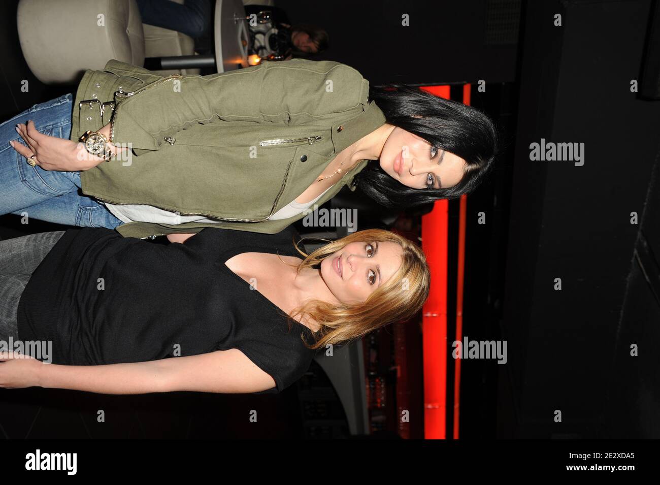 Le mannequin et chanteur libanais Haifa Wehbe (L) pose avec la chanteuse française Julie Zenatti en tant que DJ français David Vendetta sort son nouvel album 'Vendetta', à la Reine à Paris, le 6 mai 2010. Photo par Ammar Abd Rabbo/ABACAPRESS.COM Banque D'Images