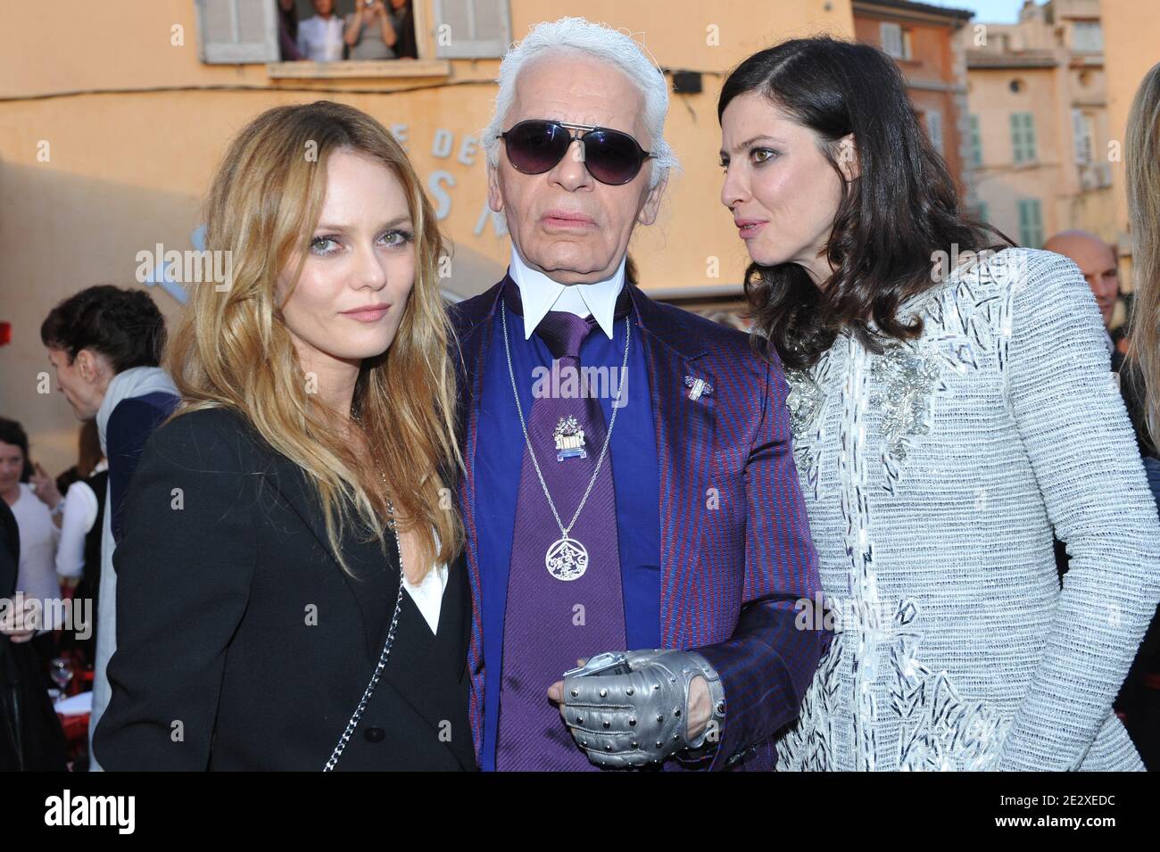 (G-D) Vanessa Paradis, Karl Lagerfeld et Anna Mouglalis participent à