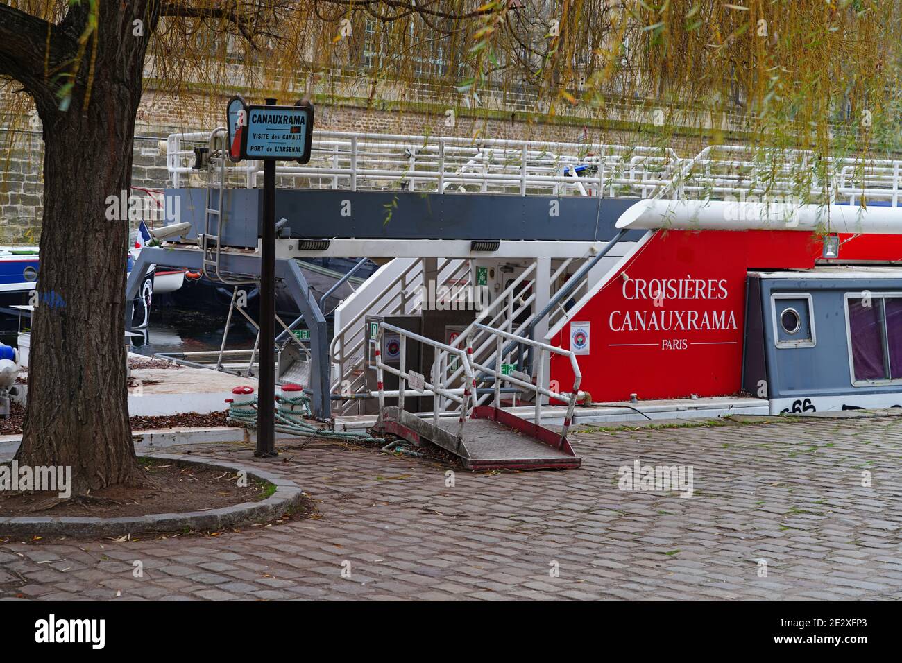 PARIS, FRANCE -5 JANV. 2021- vue des bateaux amarrés sur le bassin de l’Arsenal sur le Canal Saint-Martin le 12ème arrondissement de Paris, France. Banque D'Images