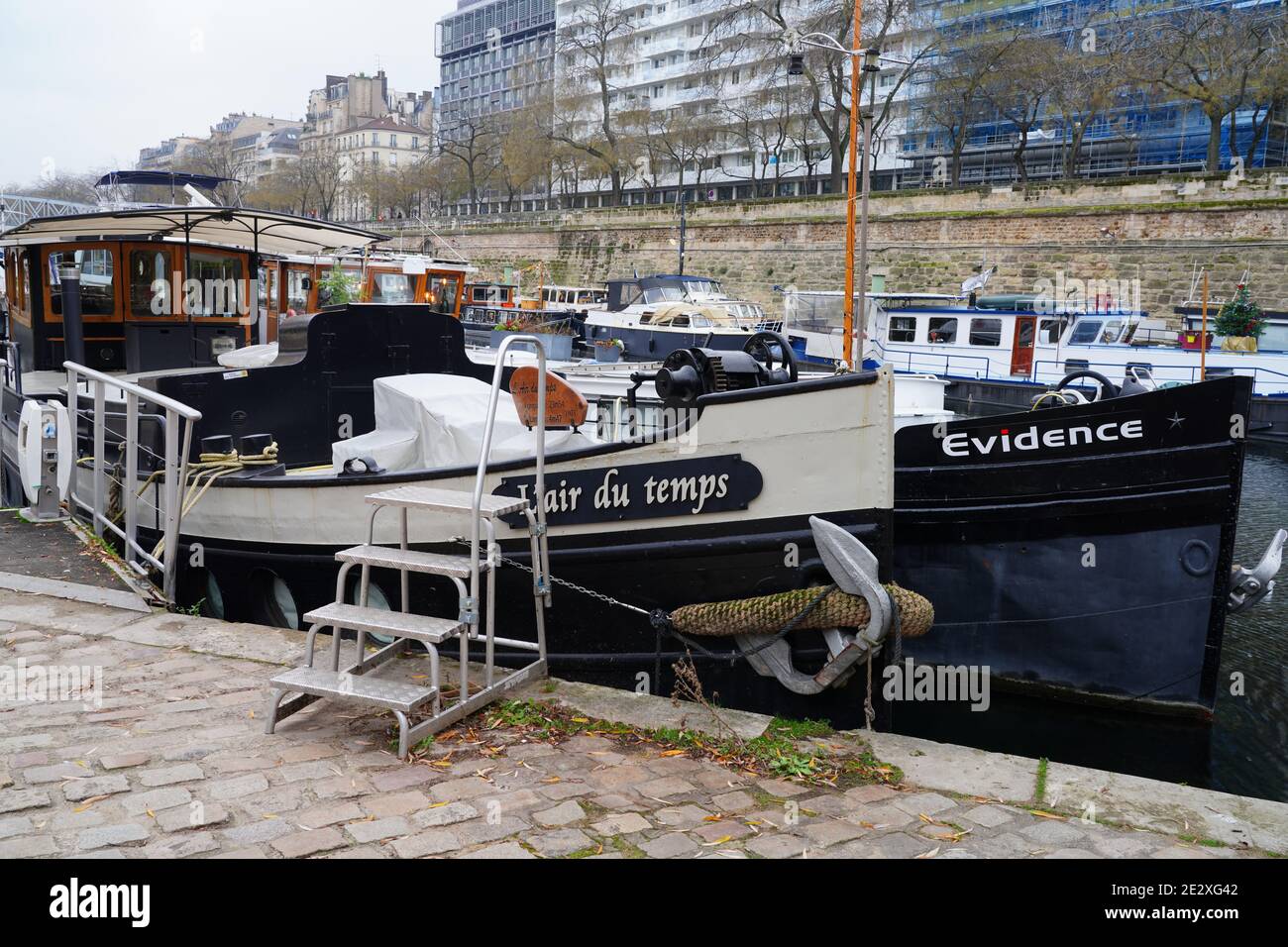 PARIS, FRANCE -5 JANV. 2021- vue des bateaux amarrés sur le bassin de l’Arsenal sur le Canal Saint-Martin le 12ème arrondissement de Paris, France. Banque D'Images