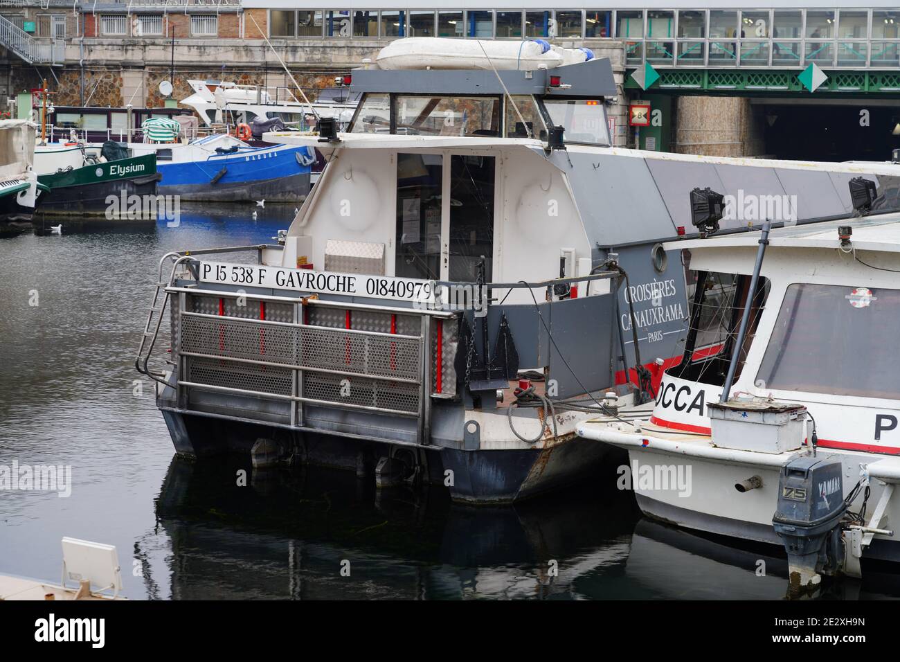 PARIS, FRANCE -5 JANV. 2021- vue des bateaux amarrés sur le bassin de l’Arsenal sur le Canal Saint-Martin le 12ème arrondissement de Paris, France. Banque D'Images